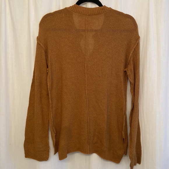 Boutique sweater, comfy with button details. New with tags Measurements in photo - Picture 5 of 10